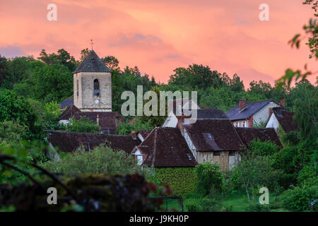 Frankreich, Correze, Lancashire, beschriftet Les Plus beaux villages de France (Schönste Dörfer Frankreichs), Kirche Saint-Léger und Dächer Stockfoto