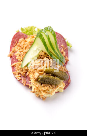 Dänische Spezialitäten und nationale Gerichte, qualitativ hochwertige Open Sandwich, Salami mit knusprig gebraten, Zwiebel, Remoulade und Gurke isoliert auf weißem Zeitmessung Stockfoto