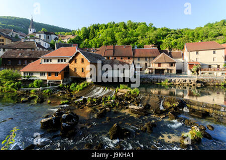 Frankreich, Doubs, Lods, "Les Plus beaux villages de France (Schönste Dörfer Frankreichs), das Dorf und die loue am Abend Stockfoto