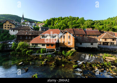 Frankreich, Doubs, Lods, "Les Plus beaux villages de France (Schönste Dörfer Frankreichs), das Dorf und die loue am Abend Stockfoto