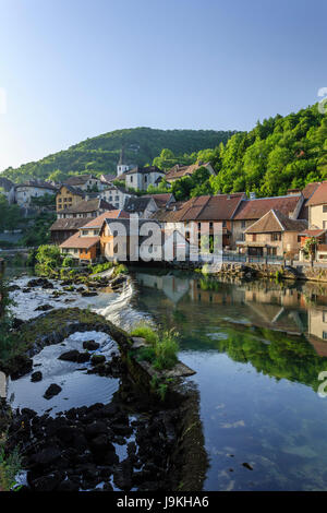 Frankreich, Doubs, Lods, "Les Plus beaux villages de France (Schönste Dörfer Frankreichs), das Dorf und die loue am Abend Stockfoto