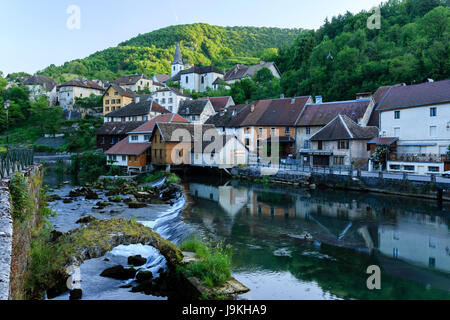 Frankreich, Doubs, Lods, "Les Plus beaux villages de France (Schönste Dörfer Frankreichs) das Dorf und der Loue am Morgen Stockfoto