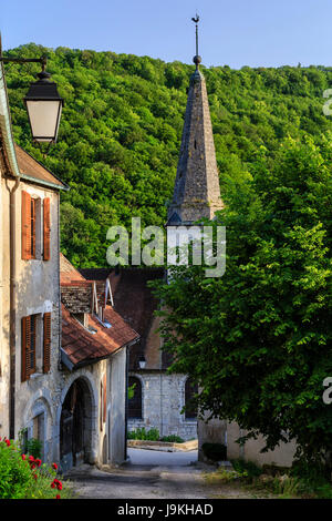 Frankreich, Doubs, Lods, "Les Plus beaux villages de France (Schönste Dörfer Frankreichs), Straße und St. Theodul Kirche Stockfoto