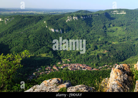 Frankreich, Doubs, Mouthier Haute Pierre, Roche de Hautepierre Aussichtspunkt im Tal der Loue und der Ortschaft Mouthier Haute Pierre Stockfoto