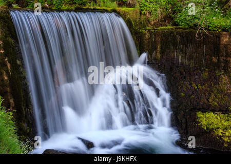 Frankreich, Doubs, Jura Regionale Naturpark, Mouthe, die Quelle des Doubs ist ein paar Meter vor dem Wasserfall Stockfoto