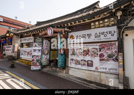 Ein koreanisches Restaurant inmitten einer Hanok (traditionelle koreanische Haus), Anguk Dong, Seoul, Südkorea Stockfoto