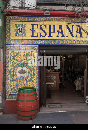 Handgemalte Dekorfliesen verwendet auf der Außenseite ein spanisches Restaurant, Madrid, Spanien. Stockfoto