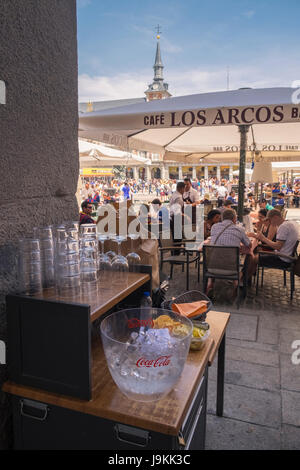 Touristen, Essen und trinken in einem Café in Plaza Major, Madrid, Spanien Stockfoto