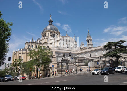 West Side Architektur der Catedral de Santa María la Real De La Almudena (Almudena-Kathedrale), Calle de Bailén, Madrid, Spanien. Stockfoto