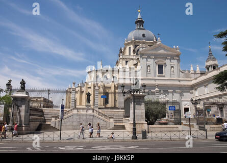 West Side Architektur der Catedral de Santa María la Real De La Almudena (Almudena-Kathedrale), Calle de Bailén, Madrid, Spanien. Stockfoto