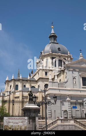 West Side Architektur der Catedral de Santa María la Real De La Almudena (Almudena-Kathedrale), Calle de Bailén, Madrid, Spanien. Stockfoto