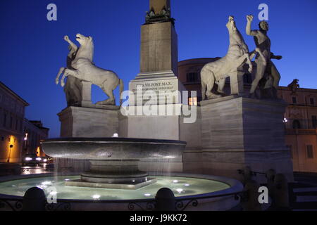 Die Piazza del Quirinale mit dem Quirinal Palast und der Brunnen der Dioskuren in Rom, Lazio, Italien. Stockfoto