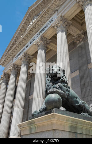 Außenfassade des Congreso de Los Diputados (Abgeordnetenhaus) Gebäude, Unterhaus der Cortes Generales, Spaniens gesetzgebende Niederlassung, Madrid. Stockfoto