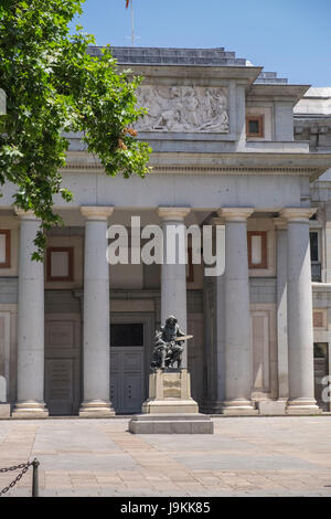 Bronzestatue von Diego Velazquez außerhalb des Museo del Prado, Madrid, Spanien Stockfoto