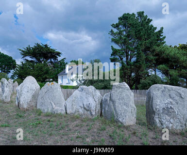 Cromlec'h (prähistorische Megalith-Monument konstituiert durch eine Angleichung der vertikalen Monolithen-Menhire) Kerbourgnec, Saitn Pierre Quibero, Quiberon Stockfoto