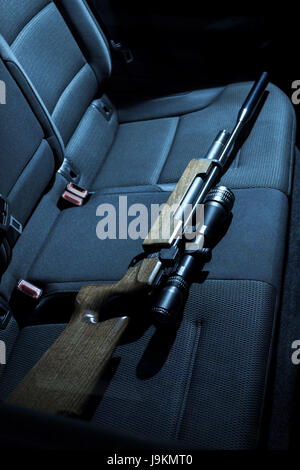 Eine Waffe auf dem Rücksitz eines Autos. Stockfoto