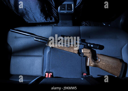 Eine Waffe auf dem Rücksitz eines Autos. Stockfoto