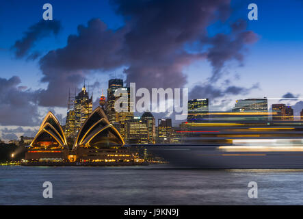 Bewegung verwischt Kreuzfahrtschiff in der Abenddämmerung. Sydney Harbour, New South Wales, Australien. Stockfoto