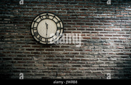 Vintage Uhr auf Ziegel Wand Hintergrund Stockfoto