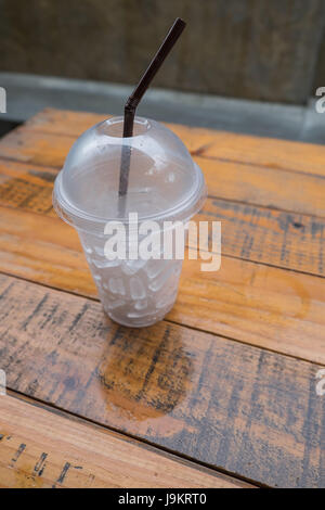 Ein Glas mit Eiswürfeln auf Holz Stockfoto