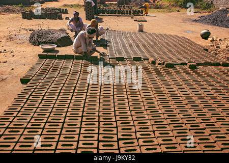 Mann, Ziegel, Barwani, Madhya Pradesh, Indien, Asien Stockfoto