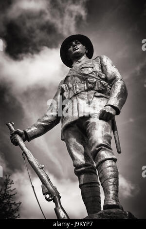 Krieg-Denkmal in Bronze des großen Krieges König Royal Rifle Corps Infanterist bei Winchester Cathedral, Winchester, Hampshire, UK Stockfoto