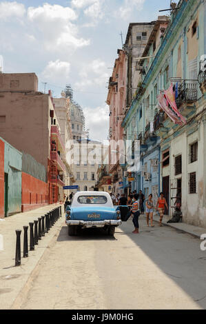 Classic Car Auf der Straße von Havanna, Kuba Stockfoto