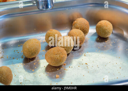 Goldene Olive Ascolana, Piatto Tipico in Provincia Ascoli Piceno Braten auf Zähler der Fast-Food Restaurant. Closeup. Stockfoto