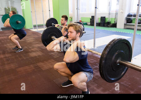 Gruppe von Männern, die training mit Hanteln im Fitnessstudio Stockfoto