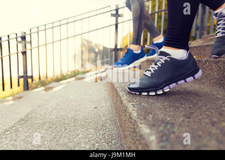 Nahaufnahme eines Füßen laufen unten in Stadt Stockfoto