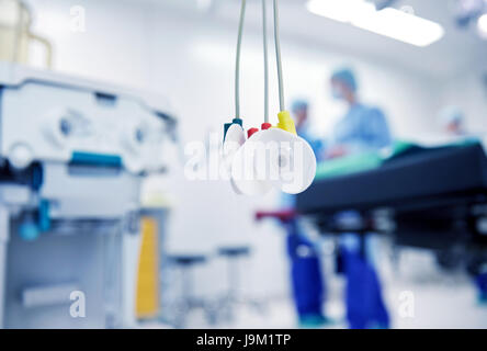 Elektroden an Krankenstation oder OP-Saal Stockfoto