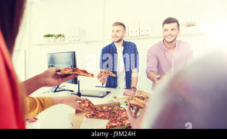 Happy Business-Team im Büro Pizza essen Stockfoto