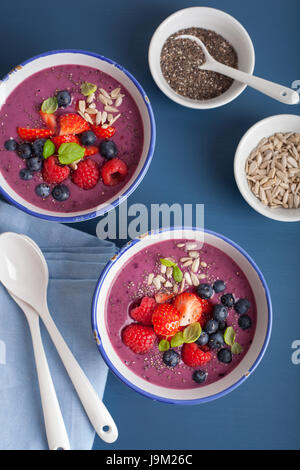 gesunde Beeren Smoothie Schale mit Erdbeeren Heidelbeeren Himbeeren und Chia Samen Stockfoto