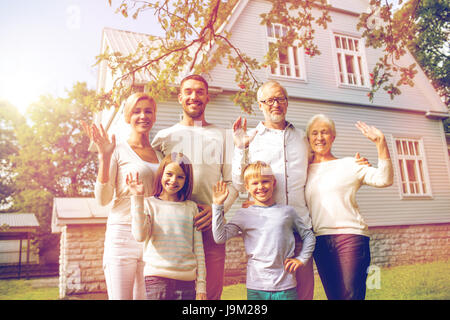 glückliche Familie vor Haus im freien Stockfoto