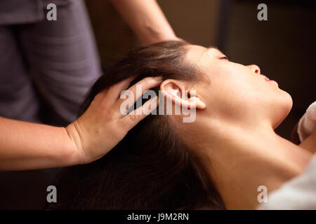 Frau mit Kopfmassage im spa Stockfoto