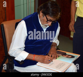 indische Bollywood-Schauspieler Amitabh Bachchan Unterzeichnung Abhishek Bachchan Buch, Indien, Asien Stockfoto