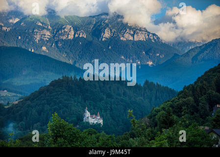 Luftaufnahme des Bran-Gemeinde in Brasov County der historischen Region Siebenbürgen, Rumänien. Schloss Bran auf Foto Stockfoto