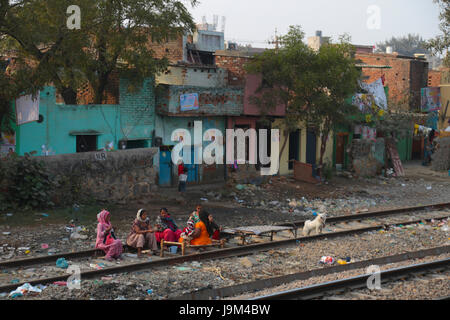 Blick auf Bahn mit Menschen sitzen auf dem Weg vom Zug zu bewegen. Indien Stockfoto