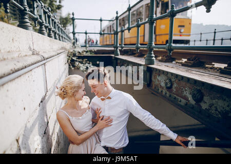 wunderschöne Hochzeit Paare, die in ihren Hochzeitstag in Budapest Stockfoto