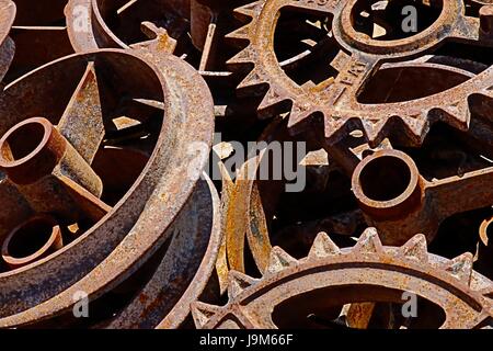 Ein Haufen verrostet Alter Zahnräder auf einem Schrottplatz. Stockfoto