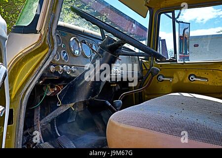 Schönes Bild des Innenraums eines alten verlassenen Pickup-Truck. Stockfoto