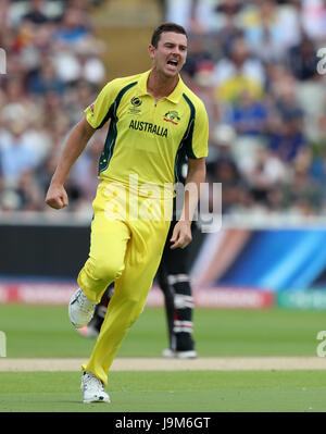 Australiens Josh Hazlewood feiert, wobei das Wicket Neuseelands Martin Guptill während der ICC Champions Trophy, Gruppe A Match bei Edgbaston, Birmingham. Stockfoto