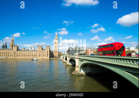 Szenische Morgen Blick auf die Houses of Parliament, Westminster Palace aus über den Fluss Themse in London, England an einem strahlend blauen Himmel-Tag Stockfoto