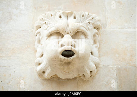 Nahaufnahme des ausdrucksstarken Gesichts gemeißelt in Stein mit einem Mund als ein Zapfen für einen Brunnen in Dubrovnik, Kroatien Stockfoto