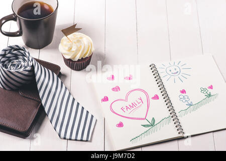Vatertag. Grüße und Geschenke am Tisch. Stockfoto