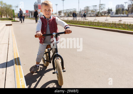 Kleiner Junge auf laufen Fahrrad Stockfoto