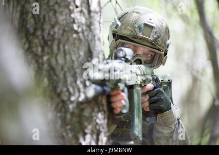 Sniper mit Gewehr im Wald Stockfoto