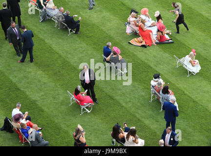 Eine allgemeine Ansicht des Racegoers am Ladies Day während der 2017 Investec Epsom Derby Festival in Epsom Racecourse, Epsom. Stockfoto