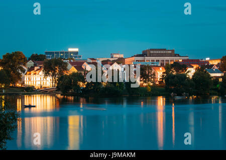 Minsk, Weißrussland. Sehenswürdigkeiten am Sommerabend In der Nacht Lichter Beleuchtung. Trinity-Vorstadt (Trojeckaje Pradmiescie) und Insel der Tränen (Insel Coura Stockfoto