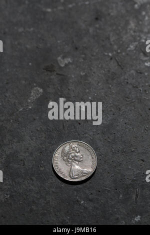 Nahaufnahme der australischen (1980) 20 Cent-Münze auf dunklem Hintergrund konkrete. Buch Cover oder Plakat Vorlage mit einem Leerzeichen kopieren. Stockfoto